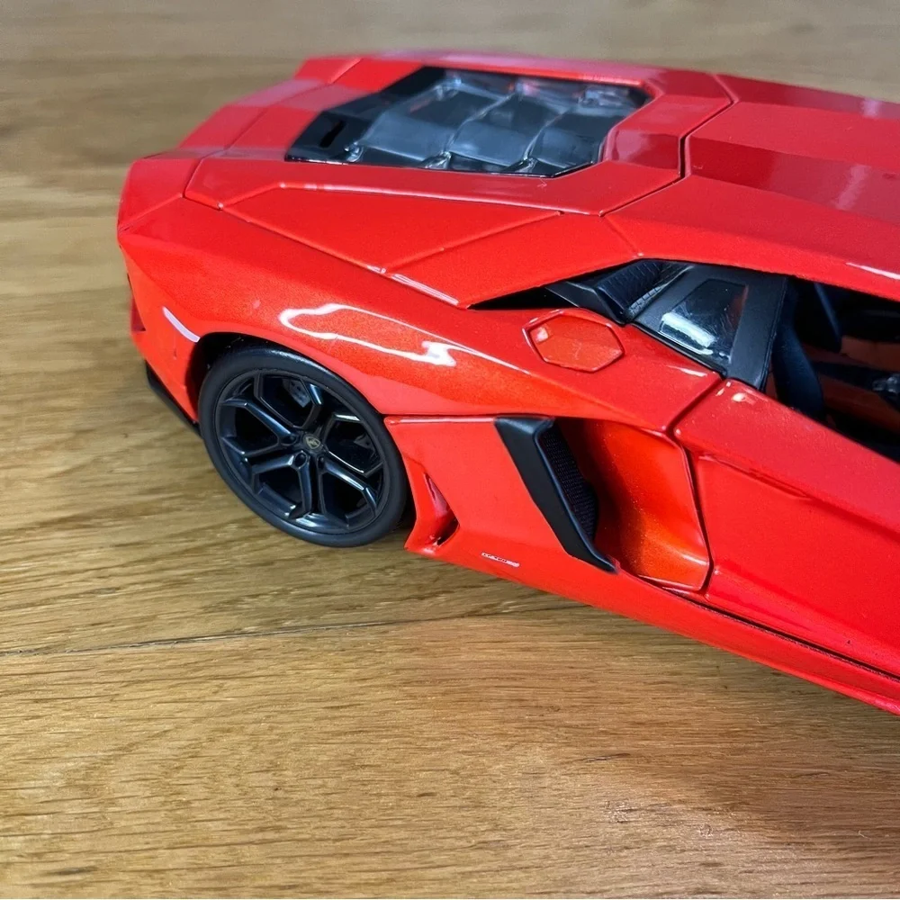 1:18 Burago Lamborghini Aventador LP700-4 Diecast Car